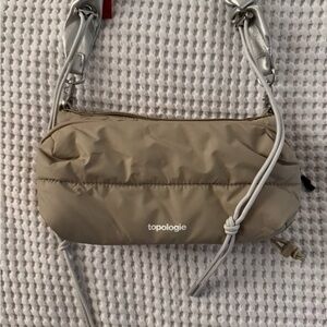 Topologie bottle sacoche puffer bag with chrome bungee strap